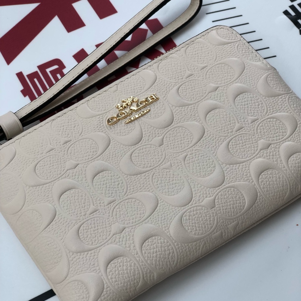 Corner Zip Wristlet In Signature Leather
Chalk